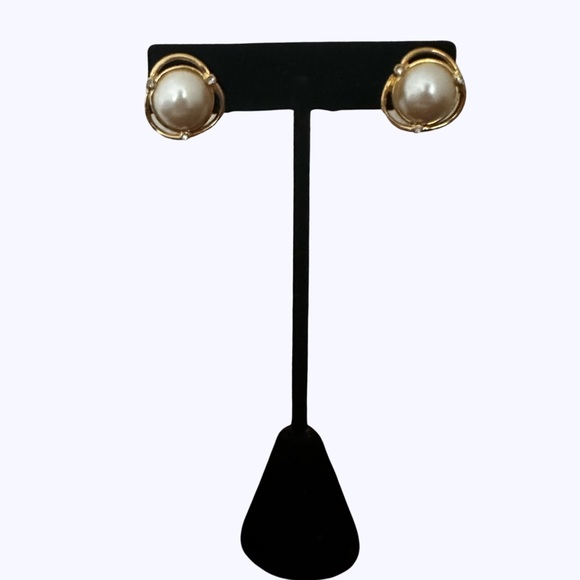 Vintage Monet faux pearl pierced earrings - Picture 2 of 2